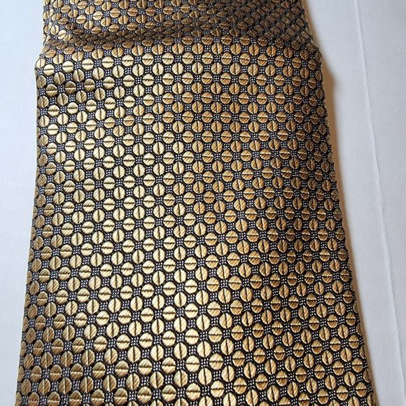 Kenneth Cole NY Tie Gold Tiny Circles - 100% Imported Silk - Picture 1 of 4